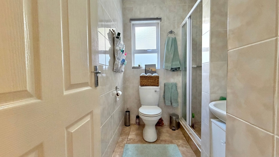 5 Bedroom Property for Sale in Mountainside Western Cape